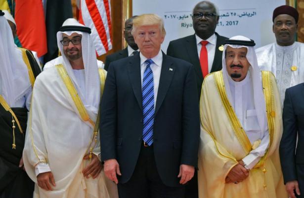Abu Dhabi’s Crown Prince Mohammed bin Zayed Al Nahyan (l), US President Donald Trump, and Saudi Arabia’s King Salman bin Abdulaziz. 