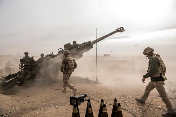 US troops firing large gun