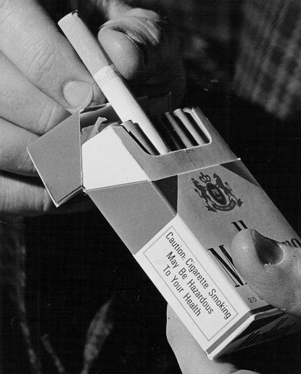 Photo of a pack of cigarettes and its health-hazard warning 