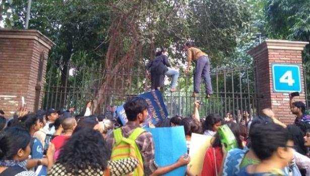 women and men students protesting in India