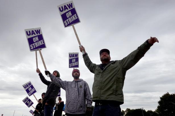 Strikers on picket line.