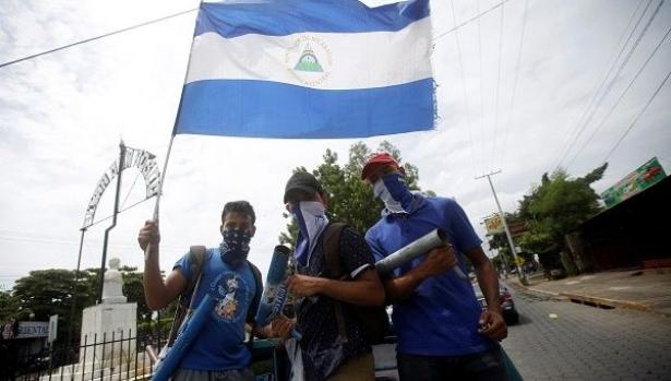 demonstrators with Nicaraguan flag