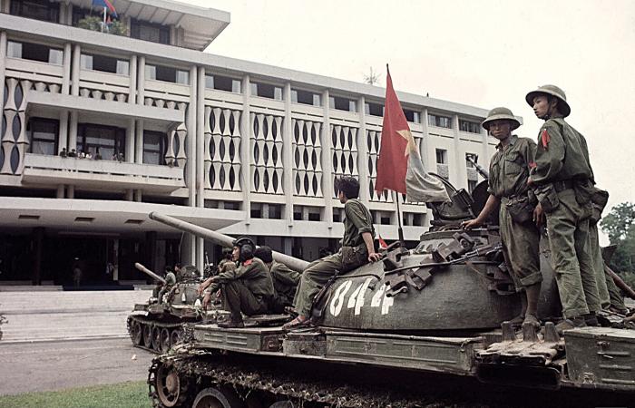 Two military tanks belonging to the People's Revolutionary Government stand outside the Saigon regime's headquarters building on April 30, 1975