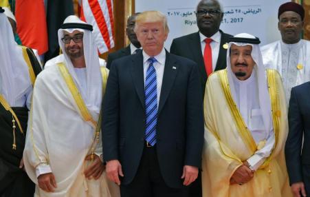 Abu Dhabi’s Crown Prince Mohammed bin Zayed Al Nahyan (l), US President Donald Trump, and Saudi Arabia’s King Salman bin Abdulaziz. 