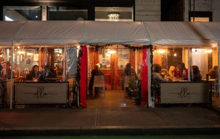 A tent full of people dining at a restaurant in New York City
