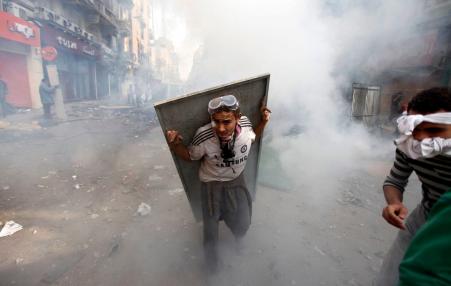 protestor fleeing tear gas in Tahrir Square