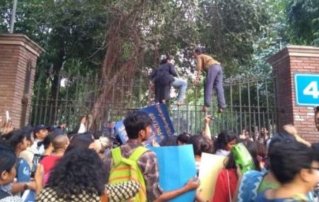 women and men students protesting in India