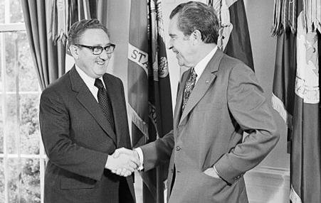 Henry Kissinger and Richard Nixon shaking hands in the Oval Office