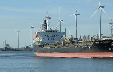photo of a tanker in the middle east strait